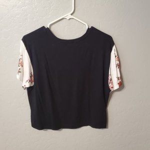 MmMmMm Junior's Black Crop Top with Flower Sleeves Large